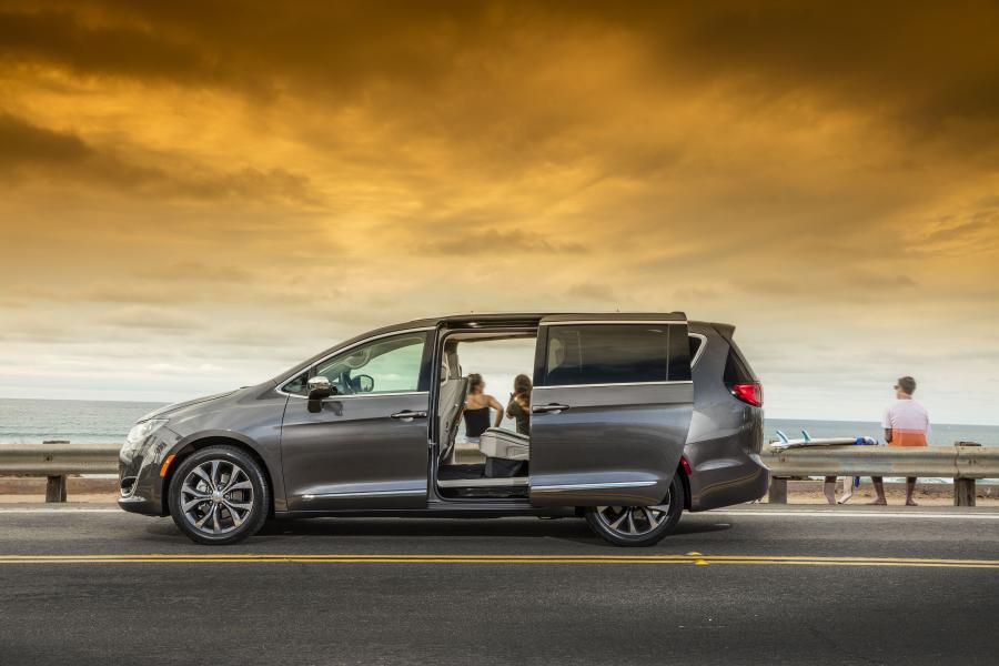 Chrysler Pacifica Limited (RU) 2016 года  (фото 20 из 40)